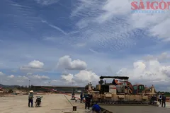 Công nhân thi công đường lăn tại sân bay Liên Khương