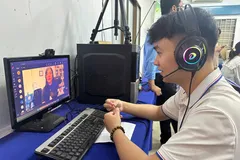 Doanh nghiệp và người ứng tuyển phỏng vấn trực tuyến tại Ngày hội việc làm, do Trung tâm Dịch vụ việc làm TPHCM tổ chức. ẢNH: NGÔ BÌNH