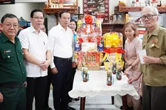 Đồng chí Nguyễn Văn Thọ trao quà tri ân đến ông Tô Phương Hùng