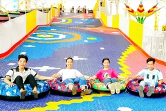 Du khách trải nghiệm đường trượt sắc màu tại Khu Du lịch văn hóa Suối Tiên, TPHCM. Ảnh: THÂN THƯƠNG