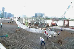 Đơn vị thi công chủ động phối hợp, chuẩn bị nhân lực, thiết bị và phương án kỹ thuật, sẵn sàng triển khai ngay khi sà lan được bàn giao. Ảnh: BẢO ANH
