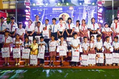 Phó Chủ tịch HĐND TP Cần Thơ Lý Rotha và Phó Tổng Biên tập Báo SGGP Nguyễn Đức Hiển trao xe đạp và quà cho các em học sinh