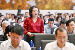 Đại biểu Mai Thị Phương Hoa góp ý về Luật Xử lý vi phạm hành chính sửa đổi. Ảnh: VIẾT CHUNG