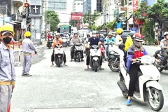 Các phương tiện lưu thông qua ngã tư Cách Mạng Tháng Tám - Nguyễn Thị Minh Khai (phường Bến Thành), sáng 10-10. Ảnh: QUỐC HÙNG