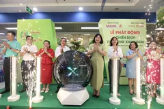 Phó Tổng Biên tập Báo SGGP Bùi Thị Hồng Sương và Phó Tổng Giám đốc Saigon Co.op Nguyễn Ngọc Thắng cùng các đại biểu thực hiện nghi lễ phát động Chiến dịch Tiêu dùng xanh 2026. Ảnh: DŨNG PHƯƠNG