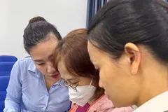 Cán bộ Thuế cơ sở 13 TPHCM hướng dẫn hộ kinh doanh thực hiện thủ tục thuế. Ảnh: K.CHÂU