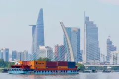 Sà lan chở container lưu thông trên sông Sài Gòn, qua khu vực cầu Ba Son, góp phần tạo nên nhịp giao thương sôi động của TPHCM. Ảnh: HOÀNG HÙNG