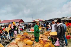 Du xuân khám phá chợ phiên Vé trăm năm tuổi