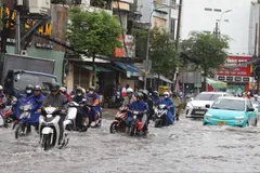 Ngập trên đường Đinh Bộ Lĩnh. Ảnh: KIÊN CƯỜNG