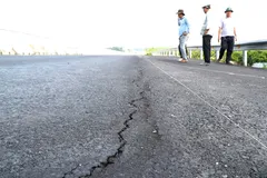 Lực lượng chức năng TP Đồng Nai phối hợp kiểm tra đánh giá vết nứt trên đường cao tốc Biên Hòa - Vũng Tàu