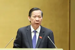 Chủ nhiệm Ủy ban Kinh tế và Tài chính Phan Văn Mãi trình bày báo cáo thẩm tra sáng 23-10. Ảnh: QUANG PHÚC