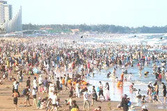 Dù kỳ nghỉ lễ ngắn ngày nhưng lượng khách du lịch đến Vũng Tàu rất đông