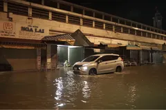 Triều cường trên sông Sài Gòn gây ngập nhiều tuyến đường ven sông, tối 28-10. Ảnh: DUY TRẦN