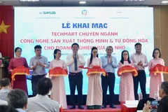 Các đại biểu cắt băng khai mạc Techmart. Ảnh: DUY TRẦN