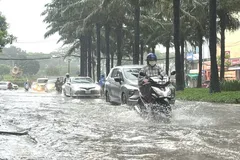 Mưa lớn ở TPHCM chiều 23-9 gây ngập đường 9A, khu dân cư Trung Sơn, xã Bình Hưng. Ảnh: QUỐC HÙNG