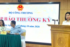 Bà Nguyễn Thị Thúy Hiền, Phó Cục trưởng Cục Quản lý và Phát triển thị trường trong nước, thông tin tại cuộc họp báo chiều 7-10. Ảnh: PHÚC HẬU