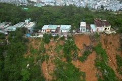 Khung cảnh sạt lở núi Một kéo dài vài trăm mét
