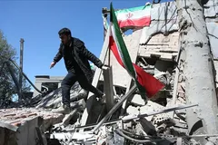 Israel tấn công Lebanon, Iran dọa đóng eo Hormuz