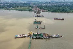 Các mố cầu Trần Hưng Đạo qua sông Hồng đang được thi công khẩn trương. ẢNH: TIẾN CƯỜNG