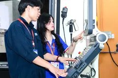 Sinh viên Khoa Cơ khí chế tạo máy Trường ĐH Công nghệ Kỹ thuật TPHCM học thực hành tại phòng thí nghiệm. Ảnh: THANH HÙNG
