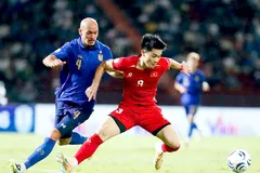 Đình Bắc (phải) trong trận chung kết lượt đi gặp Thái Lan. Ảnh: ANH KHOA