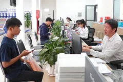 Chuyên viên Trung tâm Phục vụ hành chính công phường Cát Lái tiếp và giải quyết thủ tục hành chính cho người dân. ẢNH: THU HƯỜNG