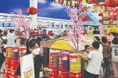 Người dân mua sắm tại MM Mega Market trên địa bàn TPHCM. Ảnh: HÂN GIA