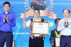 Anh cán bộ xã mang du lịch xóa nghèo bản vùng cao