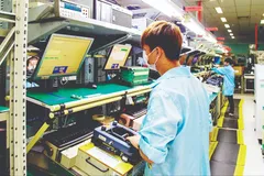 Công nhân lắp ráp thiết bị điện tử tại Nhà máy Datalogic Việt Nam – doanh nghiệp FDI (Khu Công nghệ cao TPHCM). Ảnh: HOÀNG HÙNG