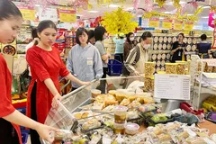 Người dân TPHCM đổ về siêu thị mua sắm Tết 