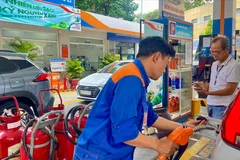 Người dân đổ xăng E10 tại cây xăng Petrolimex trên đường Phạm Hồng Thái, phường Bến Thành, TPHCM. Ảnh: HOÀNG HÙNG