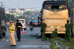 Xe khách lưu thông trên quốc lộ 1, đoạn qua địa bàn xã Hưng Thịnh, TP Đồng Nai, bất ngờ bốc cháy dữ dội, khiến 7 người tử vong.