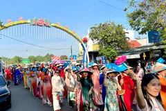 Đồng Tháp: Hơn 2.000 phụ nữ diễu hành áo dài hoa 