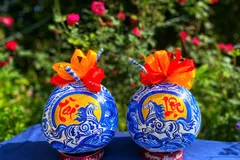 Dừa vẽ linh vật ngựa hút hàng dịp Tết