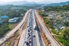 Xe cộ trở lại đông đúc sau tết khiến giao thông khu vực lối ra cao tốc Hòa Liên - Túy Loan ùn ứ kéo dài