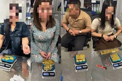 Thu giữ hơn 12kg kim loại nghi là vàng miếng tại Sân bay Nội Bài