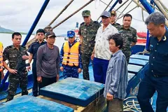 Hải quan bắt giữ tàu vận chuyển 30.000 lít dầu không rõ nguồn gốc