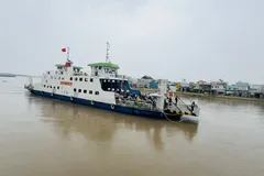 Phà Bình Khánh kết nối xã Nhà Bè và xã Bình Khánh qua sông Soài Rạp. Ảnh: ĐÌNH DƯ