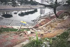 Khu vực sạt lở bờ kè kênh Tàu Hủ. Ảnh: QUỐC HÙNG