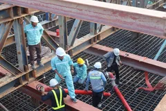 Tăng tốc thi công cầu đi bộ qua sông Sài Gòn để hoàn thành dịp Quốc khánh 2-9