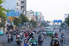 Phương tiện lưu thông đảo chiều đường Cộng Hòa hướng từ đường Trường Chinh về đường Hoàng Văn Thụ. Ảnh: QUỐC HÙNG