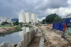 Đẩy nhanh tiến độ thi công góp phần giải ngân vốn đầu tư công. Ảnh: QUỐC HÙNG