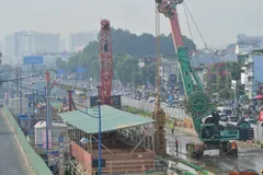 Rào chắn thi công tuyến metro Bến Thành - Tham Lương, phường Tân Bình. Ảnh: QUỐC HÙNG