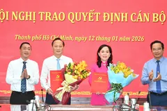 Đồng chí Nguyễn Văn Được cùng đồng chí Phạm Thành Kiên trao quyết định và hoa chúc mừng đồng chí Nguyễn Thanh Xuân, đồng chí Trần Văn Nam. Ảnh: VIỆT DŨNG