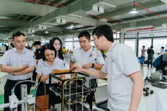 Sinh viên trải nghiệm các thiết bị công nghệ