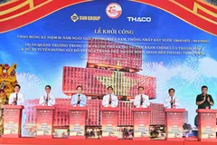 Các đồng chí lãnh đạo, nguyên lãnh đạo Đảng, Nhà nước và TPHCM, cùng đại biểu thực hiện nghi thức khởi công dự án. Ảnh: VIỆT DŨNG