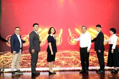 Đồng chí Nguyễn Phước Lộc, Ủy viên Trung ương Đảng, Phó Bí thư Thành ủy, Chủ tịch Ủy ban MTTQ Việt Nam TPHCM cùng đại diện doanh nghiệp dự lễ phát động