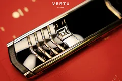 Vertu Signature V Full Gold khẳng định vị thế với thân vỏ vàng khối 18K uy nghi.