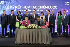 Đại diện MoMo và VCBNeo ký kết hợp tác. 