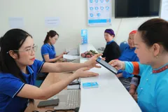 VinaPhone phục vụ khách xác thực thông tin tại điểm giao dịch VNPT Bắc Hà - Lào Cai.